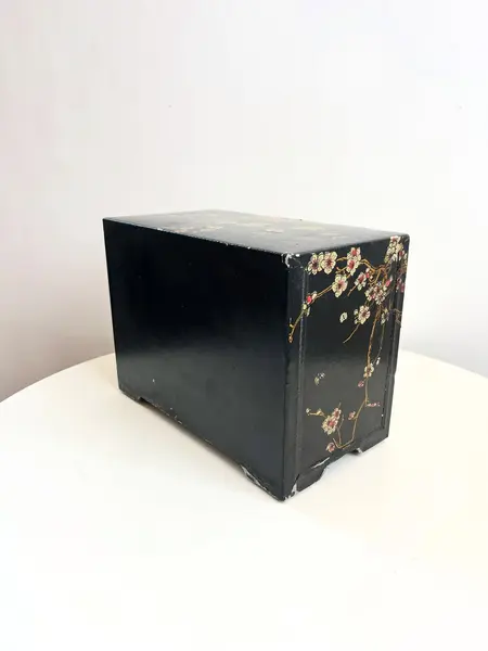 Foto de um(a) Porta joias ou cacarecos em madeira revestida, da categoria de Porta-Jóias. Porta joias ou cacarecos em madeira revestida em material sintético. Várias marcas do tempo e uso como nas fotos. Medidas:... Mostrado de uma perspectiva diferente. Vendido no marketplace Trésors.