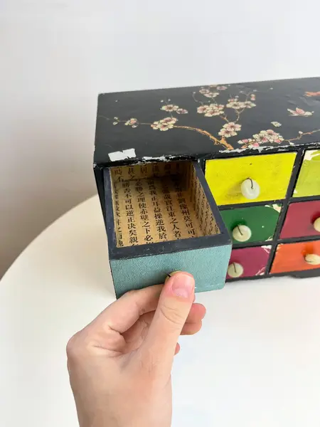 Foto de um(a) Porta joias ou cacarecos em madeira revestida, da categoria de Porta-Jóias. Porta joias ou cacarecos em madeira revestida em material sintético. Várias marcas do tempo e uso como nas fotos. Medidas:... Mostrado de uma perspectiva diferente. Vendido no marketplace Trésors.