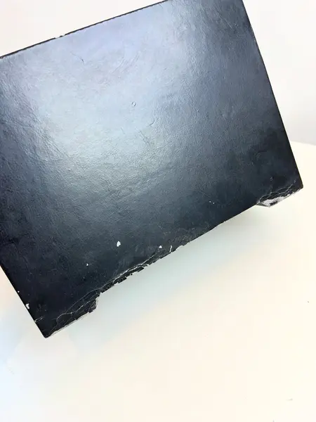 Foto de um(a) Porta joias ou cacarecos em madeira revestida, da categoria de Porta-Jóias. Porta joias ou cacarecos em madeira revestida em material sintético. Várias marcas do tempo e uso como nas fotos. Medidas:... Mostrado de uma perspectiva diferente. Vendido no marketplace Trésors.