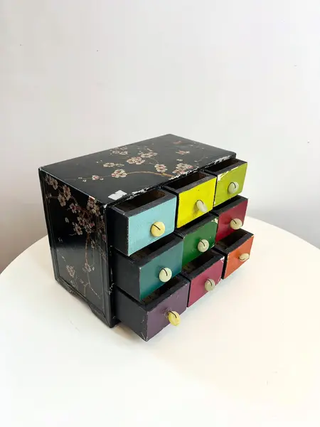 Foto de um(a) Porta joias ou cacarecos em madeira revestida, da categoria de Porta-Jóias. Porta joias ou cacarecos em madeira revestida em material sintético. Várias marcas do tempo e uso como nas fotos. Medidas:... Mostrado de uma perspectiva diferente. Vendido no marketplace Trésors.