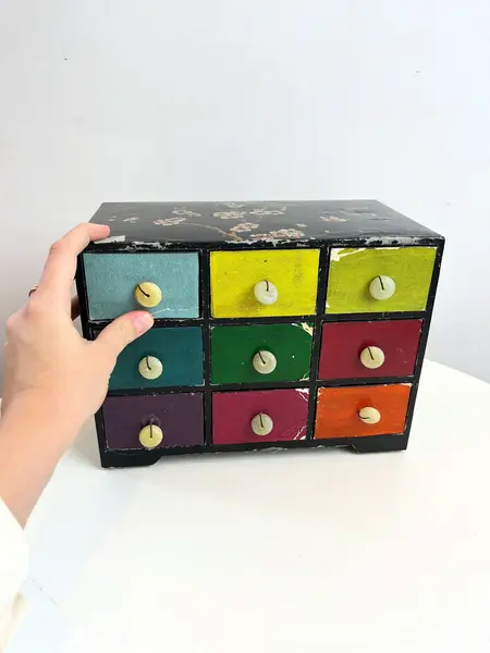 Foto de um(a) Porta joias ou cacarecos em madeira revestida, da categoria de Porta-Jóias. Porta joias ou cacarecos em madeira revestida em material sintético. Várias marcas do tempo e uso como nas fotos. Medidas:... Mostrado de uma perspectiva diferente. Vendido no marketplace Trésors.