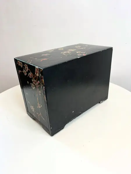 Foto de um(a) Porta joias ou cacarecos em madeira revestida, da categoria de Porta-Jóias. Porta joias ou cacarecos em madeira revestida em material sintético. Várias marcas do tempo e uso como nas fotos. Medidas:... Mostrado de uma perspectiva diferente. Vendido no marketplace Trésors.