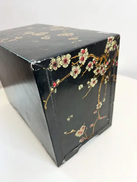 Foto de um(a) Porta joias ou cacarecos em madeira revestida, da categoria de Porta-Jóias. Porta joias ou cacarecos em madeira revestida em material sintético. Várias marcas do tempo e uso como nas fotos. Medidas:... Mostrado de uma perspectiva diferente. Vendido no marketplace Trésors.