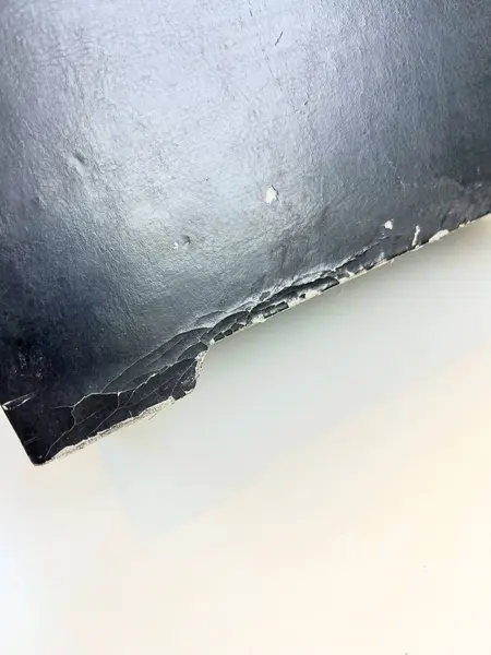 Foto de um(a) Porta joias ou cacarecos em madeira revestida, da categoria de Porta-Jóias. Porta joias ou cacarecos em madeira revestida em material sintético. Várias marcas do tempo e uso como nas fotos. Medidas:... Mostrado de uma perspectiva diferente. Vendido no marketplace Trésors.