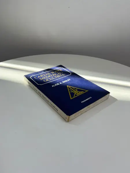 Foto de um(a) L​ivro Cartas Sobre Meditação Ocultista de 1984 - Alice A. Bailey, da categoria de Livros. Livro capa brochura de 1984 em português. Marcas do tempo e uso. 325 páginas. Mostrado de uma perspectiva diferente. Vendido no marketplace Trésors.