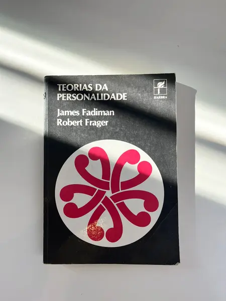 Foto de um(a) Livro Teoria da Personalidade 1979 - James Fadiman e Robert Frager, da categoria de Livros. Livro capa brochura de 1979 em português. Marcas do tempo e uso. 393 páginas. Mostrado de uma perspectiva diferente. Vendido no marketplace Trésors.