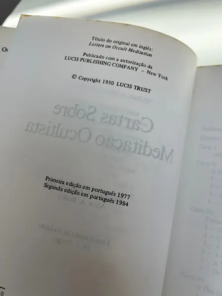 Foto de um(a) L​ivro Cartas Sobre Meditação Ocultista de 1984 - Alice A. Bailey, da categoria de Livros. Livro capa brochura de 1984 em português. Marcas do tempo e uso. 325 páginas. Mostrado de uma perspectiva diferente. Vendido no marketplace Trésors.
