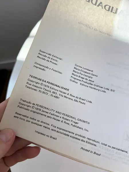 Foto de um(a) Livro Teoria da Personalidade 1979 - James Fadiman e Robert Frager, da categoria de Livros. Livro capa brochura de 1979 em português. Marcas do tempo e uso. 393 páginas. Mostrado de uma perspectiva diferente. Vendido no marketplace Trésors.