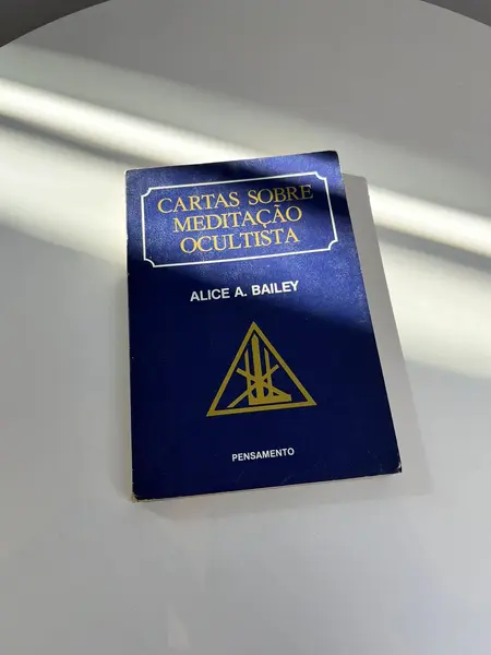Foto de um(a) L​ivro Cartas Sobre Meditação Ocultista de 1984 - Alice A. Bailey, da categoria de Livros. Livro capa brochura de 1984 em português. Marcas do tempo e uso. 325 páginas. Mostrado de uma perspectiva diferente. Vendido no marketplace Trésors.