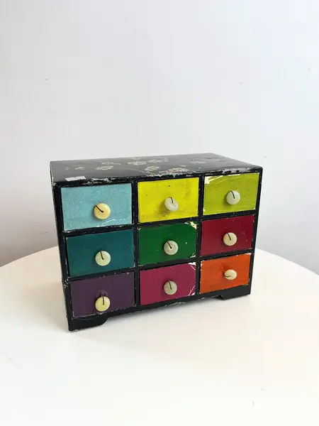 Foto de um(a) Porta joias ou cacarecos em madeira revestida, da categoria de Porta-Jóias. Porta joias ou cacarecos em madeira revestida em material sintético. Várias marcas do tempo e uso como nas fotos. Medidas:... Mostrado de uma perspectiva diferente. Vendido no marketplace Trésors.