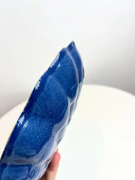 Foto de um(a) ​Petisqueira em cerâmica artesanal formato concha, da categoria de Travessas e tigelas. Petisqueira em cerâmica artesanal. Perfeito estado. Medidas: 23x22x4cm. Mostrado de uma perspectiva diferente. Vendido no marketplace Trésors.