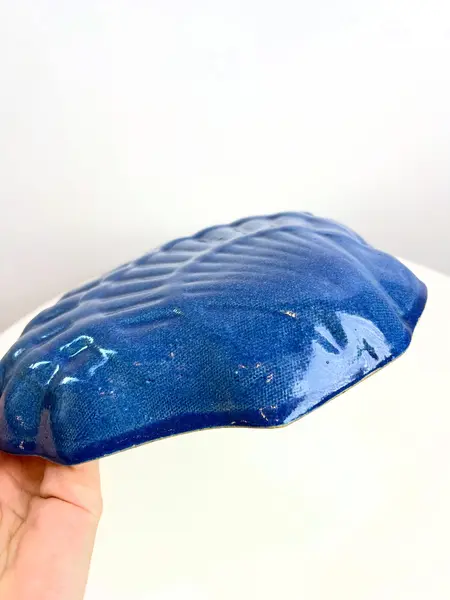 Foto de um(a) ​Petisqueira em cerâmica artesanal formato concha, da categoria de Travessas e tigelas. Petisqueira em cerâmica artesanal. Perfeito estado. Medidas: 23x22x4cm. Mostrado de uma perspectiva diferente. Vendido no marketplace Trésors.