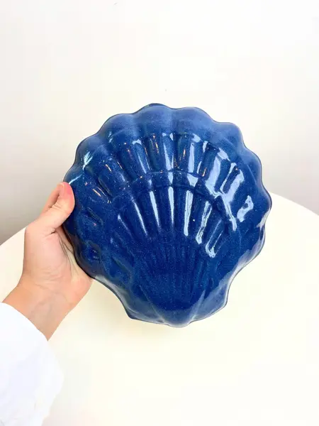 Foto de um(a) ​Petisqueira em cerâmica artesanal formato concha, da categoria de Travessas e tigelas. Petisqueira em cerâmica artesanal. Perfeito estado. Medidas: 23x22x4cm. Mostrado de uma perspectiva diferente. Vendido no marketplace Trésors.