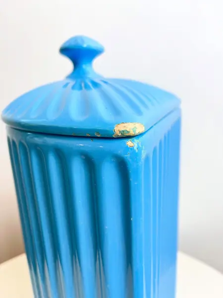 Foto de um(a) Grande talha (bebedouro) em cerâmica esmaltada, da categoria de Garrafas e Decantadores. Grande talha em cerâmica esmaltada azul clara, para cantos 90 graus. Apresenta vários lascados como mostrado nas fotos.... Mostrado de uma perspectiva diferente. Vendido no marketplace Trésors.