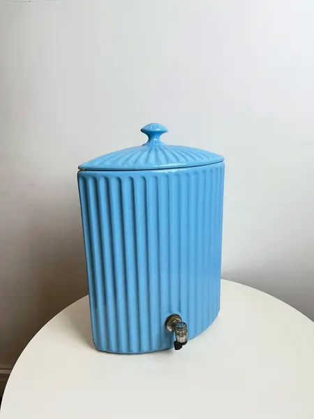 Foto de um(a) Grande talha (bebedouro) em cerâmica esmaltada, da categoria de Garrafas e Decantadores. Grande talha em cerâmica esmaltada azul clara, para cantos 90 graus. Apresenta vários lascados como mostrado nas fotos.... Mostrado de uma perspectiva diferente. Vendido no marketplace Trésors.