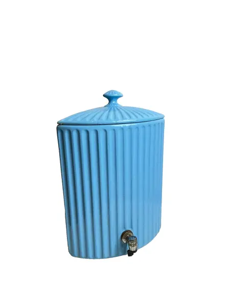 Foto de um(a) Grande talha (bebedouro) em cerâmica esmaltada, da categoria de Garrafas e Decantadores. Grande talha em cerâmica esmaltada azul clara, para cantos 90 graus. Apresenta vários lascados como mostrado nas fotos.... Vendido no marketplace Trésors.