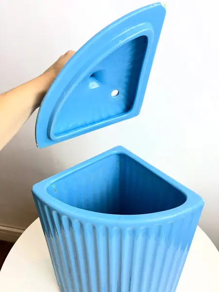 Foto de um(a) Grande talha (bebedouro) em cerâmica esmaltada, da categoria de Garrafas e Decantadores. Grande talha em cerâmica esmaltada azul clara, para cantos 90 graus. Apresenta vários lascados como mostrado nas fotos.... Mostrado de uma perspectiva diferente. Vendido no marketplace Trésors.