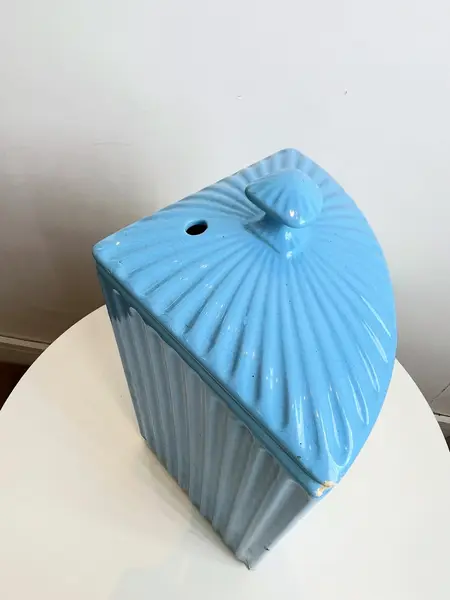 Foto de um(a) Grande talha (bebedouro) em cerâmica esmaltada, da categoria de Garrafas e Decantadores. Grande talha em cerâmica esmaltada azul clara, para cantos 90 graus. Apresenta vários lascados como mostrado nas fotos.... Mostrado de uma perspectiva diferente. Vendido no marketplace Trésors.