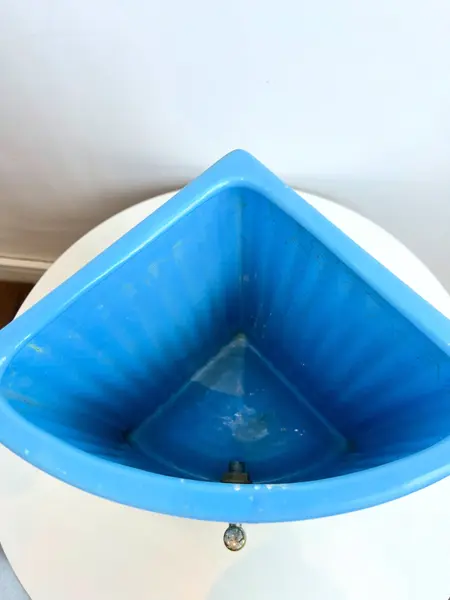 Foto de um(a) Grande talha (bebedouro) em cerâmica esmaltada, da categoria de Garrafas e Decantadores. Grande talha em cerâmica esmaltada azul clara, para cantos 90 graus. Apresenta vários lascados como mostrado nas fotos.... Mostrado de uma perspectiva diferente. Vendido no marketplace Trésors.