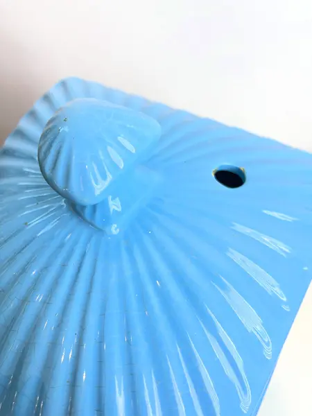 Foto de um(a) Grande talha (bebedouro) em cerâmica esmaltada, da categoria de Garrafas e Decantadores. Grande talha em cerâmica esmaltada azul clara, para cantos 90 graus. Apresenta vários lascados como mostrado nas fotos.... Mostrado de uma perspectiva diferente. Vendido no marketplace Trésors.