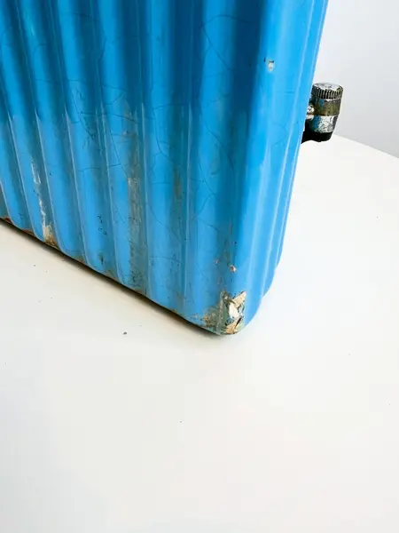 Foto de um(a) Grande talha (bebedouro) em cerâmica esmaltada, da categoria de Garrafas e Decantadores. Grande talha em cerâmica esmaltada azul clara, para cantos 90 graus. Apresenta vários lascados como mostrado nas fotos.... Mostrado de uma perspectiva diferente. Vendido no marketplace Trésors.