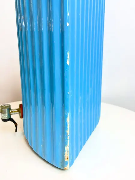 Foto de um(a) Grande talha (bebedouro) em cerâmica esmaltada, da categoria de Garrafas e Decantadores. Grande talha em cerâmica esmaltada azul clara, para cantos 90 graus. Apresenta vários lascados como mostrado nas fotos.... Mostrado de uma perspectiva diferente. Vendido no marketplace Trésors.