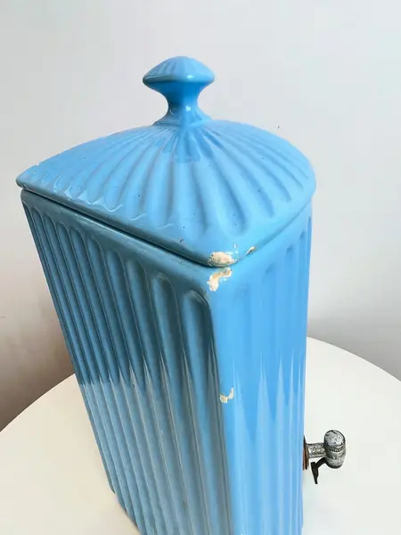 Foto de um(a) Grande talha (bebedouro) em cerâmica esmaltada, da categoria de Garrafas e Decantadores. Grande talha em cerâmica esmaltada azul clara, para cantos 90 graus. Apresenta vários lascados como mostrado nas fotos.... Mostrado de uma perspectiva diferente. Vendido no marketplace Trésors.