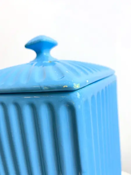 Foto de um(a) Grande talha (bebedouro) em cerâmica esmaltada, da categoria de Garrafas e Decantadores. Grande talha em cerâmica esmaltada azul clara, para cantos 90 graus. Apresenta vários lascados como mostrado nas fotos.... Mostrado de uma perspectiva diferente. Vendido no marketplace Trésors.