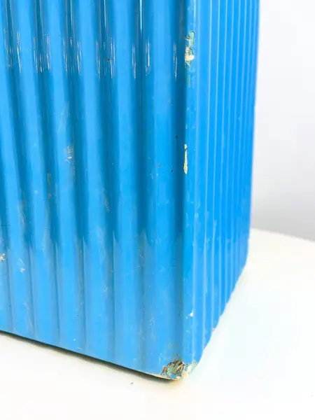 Foto de um(a) Grande talha (bebedouro) em cerâmica esmaltada, da categoria de Garrafas e Decantadores. Grande talha em cerâmica esmaltada azul clara, para cantos 90 graus. Apresenta vários lascados como mostrado nas fotos.... Mostrado de uma perspectiva diferente. Vendido no marketplace Trésors.