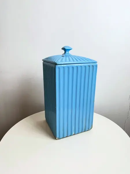 Foto de um(a) Grande talha (bebedouro) em cerâmica esmaltada, da categoria de Garrafas e Decantadores. Grande talha em cerâmica esmaltada azul clara, para cantos 90 graus. Apresenta vários lascados como mostrado nas fotos.... Mostrado de uma perspectiva diferente. Vendido no marketplace Trésors.