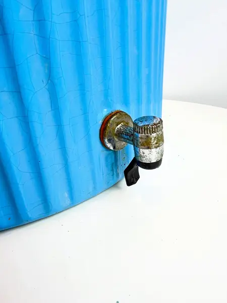 Foto de um(a) Grande talha (bebedouro) em cerâmica esmaltada, da categoria de Garrafas e Decantadores. Grande talha em cerâmica esmaltada azul clara, para cantos 90 graus. Apresenta vários lascados como mostrado nas fotos.... Mostrado de uma perspectiva diferente. Vendido no marketplace Trésors.