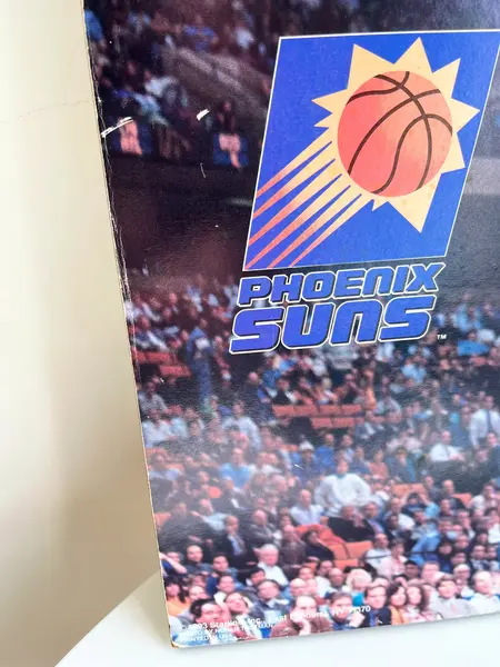 Foto de um(a) ​Pôster de basquete - Charles Barkley 1993 Phoenix Suns, da categoria de Cartazes. Pôster colado na madeira, de 1993. Possui marcas do tempo e uso como nas fotos. Medidas: 50x41cm. Mostrado de uma perspectiva diferente. Vendido no marketplace Trésors.