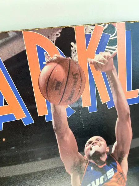 Foto de um(a) ​Pôster de basquete - Charles Barkley 1993 Phoenix Suns, da categoria de Cartazes. Pôster colado na madeira, de 1993. Possui marcas do tempo e uso como nas fotos. Medidas: 50x41cm. Mostrado de uma perspectiva diferente. Vendido no marketplace Trésors.