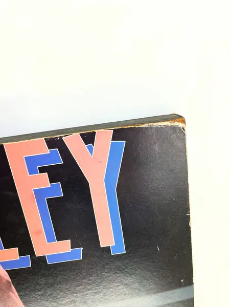 Foto de um(a) ​Pôster de basquete - Charles Barkley 1993 Phoenix Suns, da categoria de Cartazes. Pôster colado na madeira, de 1993. Possui marcas do tempo e uso como nas fotos. Medidas: 50x41cm. Mostrado de uma perspectiva diferente. Vendido no marketplace Trésors.