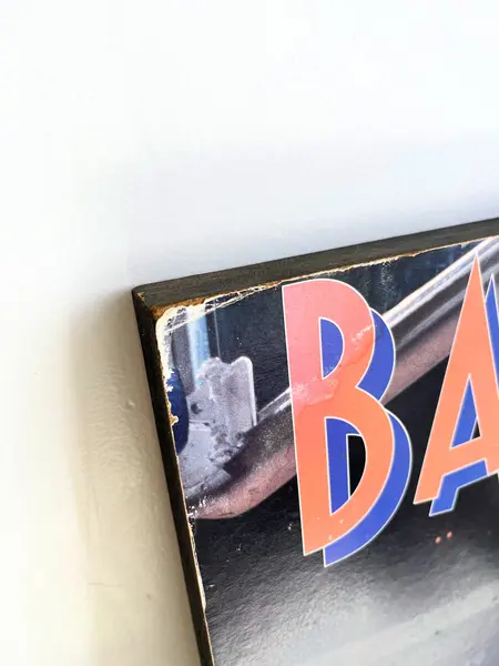 Foto de um(a) ​Pôster de basquete - Charles Barkley 1993 Phoenix Suns, da categoria de Cartazes. Pôster colado na madeira, de 1993. Possui marcas do tempo e uso como nas fotos. Medidas: 50x41cm. Mostrado de uma perspectiva diferente. Vendido no marketplace Trésors.