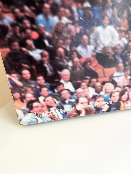 Foto de um(a) ​Pôster de basquete - Charles Barkley 1993 Phoenix Suns, da categoria de Cartazes. Pôster colado na madeira, de 1993. Possui marcas do tempo e uso como nas fotos. Medidas: 50x41cm. Mostrado de uma perspectiva diferente. Vendido no marketplace Trésors.