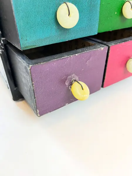 Foto de um(a) Porta joias ou cacarecos em madeira revestida, da categoria de Porta-Jóias. Porta joias ou cacarecos em madeira revestida em material sintético. Várias marcas do tempo e uso como nas fotos. Medidas:... Mostrado de uma perspectiva diferente. Vendido no marketplace Trésors.