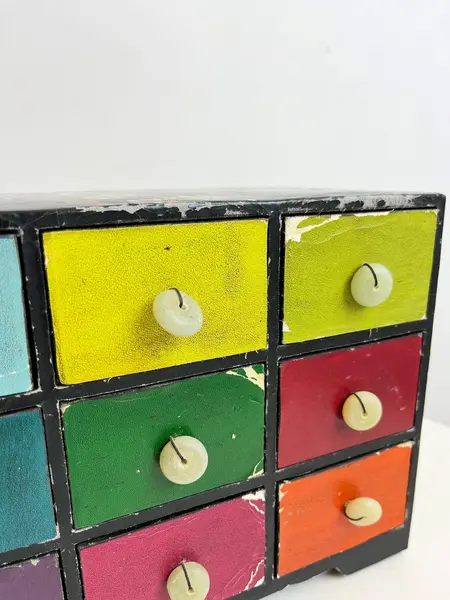 Foto de um(a) Porta joias ou cacarecos em madeira revestida, da categoria de Porta-Jóias. Porta joias ou cacarecos em madeira revestida em material sintético. Várias marcas do tempo e uso como nas fotos. Medidas:... Mostrado de uma perspectiva diferente. Vendido no marketplace Trésors.