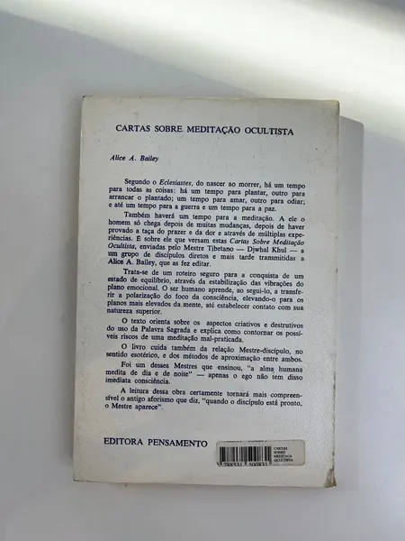 Foto de um(a) L​ivro Cartas Sobre Meditação Ocultista de 1984 - Alice A. Bailey, da categoria de Livros. Livro capa brochura de 1984 em português. Marcas do tempo e uso. 325 páginas. Mostrado de uma perspectiva diferente. Vendido no marketplace Trésors.