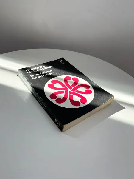 Foto de um(a) Livro Teoria da Personalidade 1979 - James Fadiman e Robert Frager, da categoria de Livros. Livro capa brochura de 1979 em português. Marcas do tempo e uso. 393 páginas. Mostrado de uma perspectiva diferente. Vendido no marketplace Trésors.
