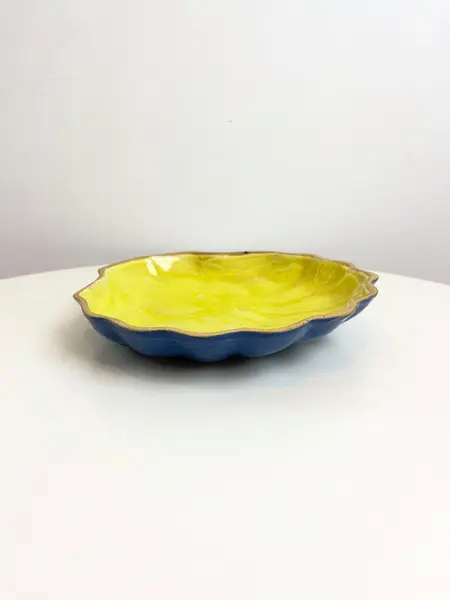 Foto de um(a) ​Petisqueira em cerâmica artesanal formato concha, da categoria de Travessas e tigelas. Petisqueira em cerâmica artesanal. Perfeito estado. Medidas: 23x22x4cm. Mostrado de uma perspectiva diferente. Vendido no marketplace Trésors.