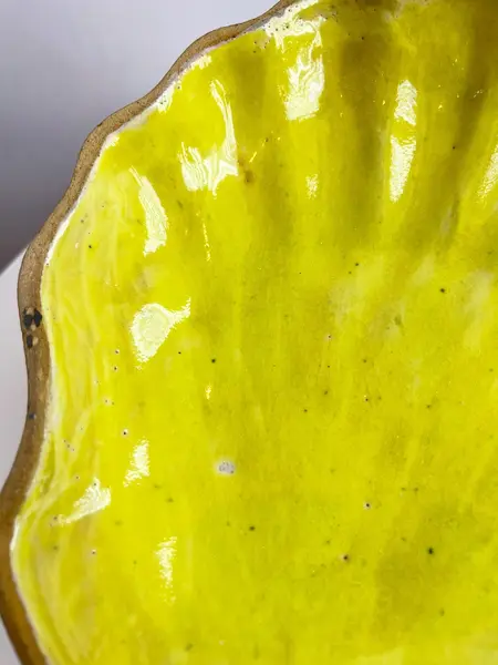 Foto de um(a) ​Petisqueira em cerâmica artesanal formato concha, da categoria de Travessas e tigelas. Petisqueira em cerâmica artesanal. Perfeito estado. Medidas: 23x22x4cm. Mostrado de uma perspectiva diferente. Vendido no marketplace Trésors.