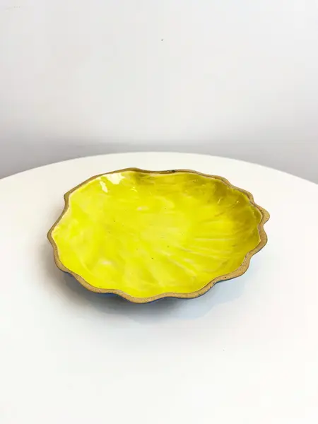 Foto de um(a) ​Petisqueira em cerâmica artesanal formato concha, da categoria de Travessas e tigelas. Petisqueira em cerâmica artesanal. Perfeito estado. Medidas: 23x22x4cm. Mostrado de uma perspectiva diferente. Vendido no marketplace Trésors.