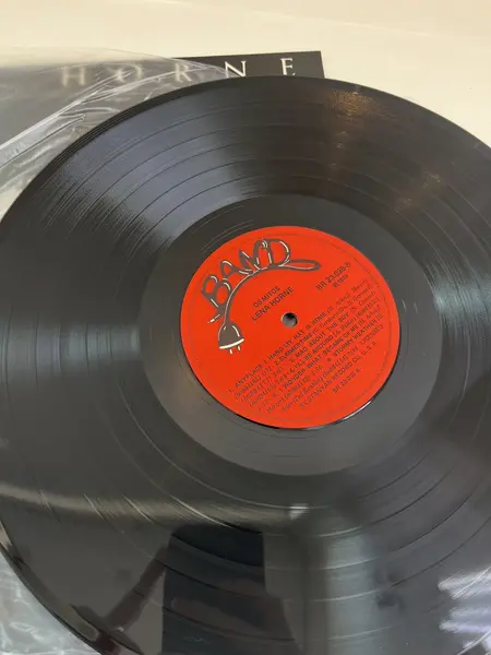 Foto de um(a) ​LP de 1979, Lena Horne, da categoria de LPs ou Discos de Vinil . LP de 1979, Lena Horne. Capa com leves avarias e disco em perfeito estado. Mostrado de uma perspectiva diferente. Vendido no marketplace Trésors.
