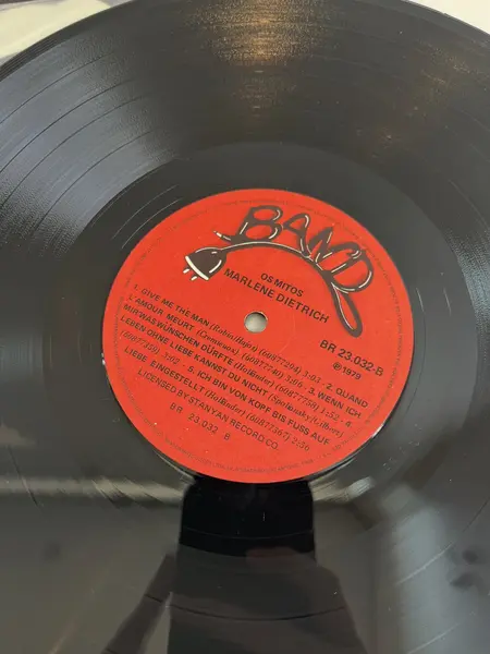 Foto de um(a) ​LP de 1979, Marlene Dietrich, da categoria de LPs ou Discos de Vinil . LP de 1979, Marlene Dietrich. Capa com leves avarias e disco em perfeito estado. Mostrado de uma perspectiva diferente. Vendido no marketplace Trésors.