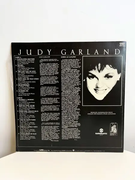 Foto de um(a) ​LP de 1979 Judy Garland, da categoria de LPs ou Discos de Vinil . LP de 1979, Judy Garland. Capa com leves avarias e disco em perfeito estado. Mostrado de uma perspectiva diferente. Vendido no marketplace Trésors.