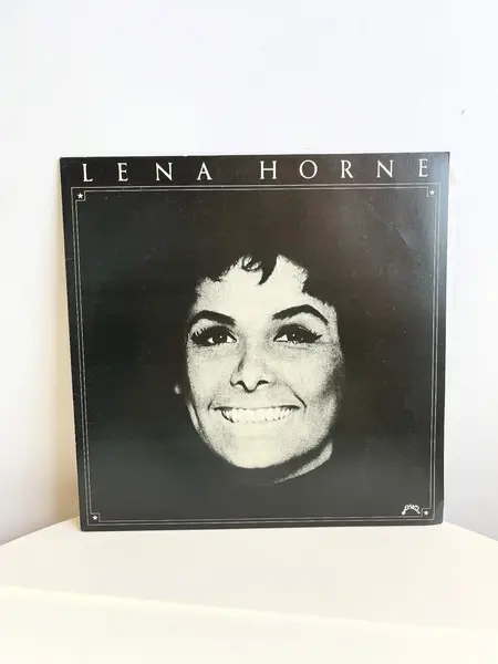 Foto de um(a) ​LP de 1979, Lena Horne, da categoria de LPs ou Discos de Vinil . LP de 1979, Lena Horne. Capa com leves avarias e disco em perfeito estado. Mostrado de uma perspectiva diferente. Vendido no marketplace Trésors.