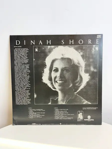 Foto de um(a) ​LP de 1979, Dinah Shore, da categoria de LPs ou Discos de Vinil . LP de 1979, Dinah Shore. Capa com leves avarias e disco em perfeito estado. Mostrado de uma perspectiva diferente. Vendido no marketplace Trésors.