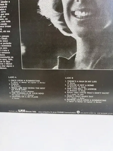 Foto de um(a) ​LP de 1979, Dinah Shore, da categoria de LPs ou Discos de Vinil . LP de 1979, Dinah Shore. Capa com leves avarias e disco em perfeito estado. Mostrado de uma perspectiva diferente. Vendido no marketplace Trésors.