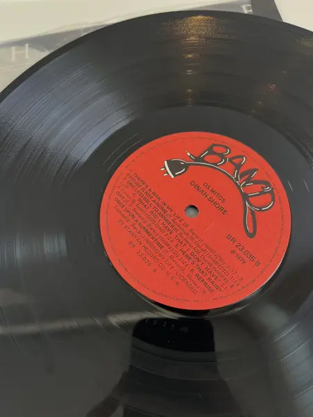 Foto de um(a) ​LP de 1979, Dinah Shore, da categoria de LPs ou Discos de Vinil . LP de 1979, Dinah Shore. Capa com leves avarias e disco em perfeito estado. Mostrado de uma perspectiva diferente. Vendido no marketplace Trésors.